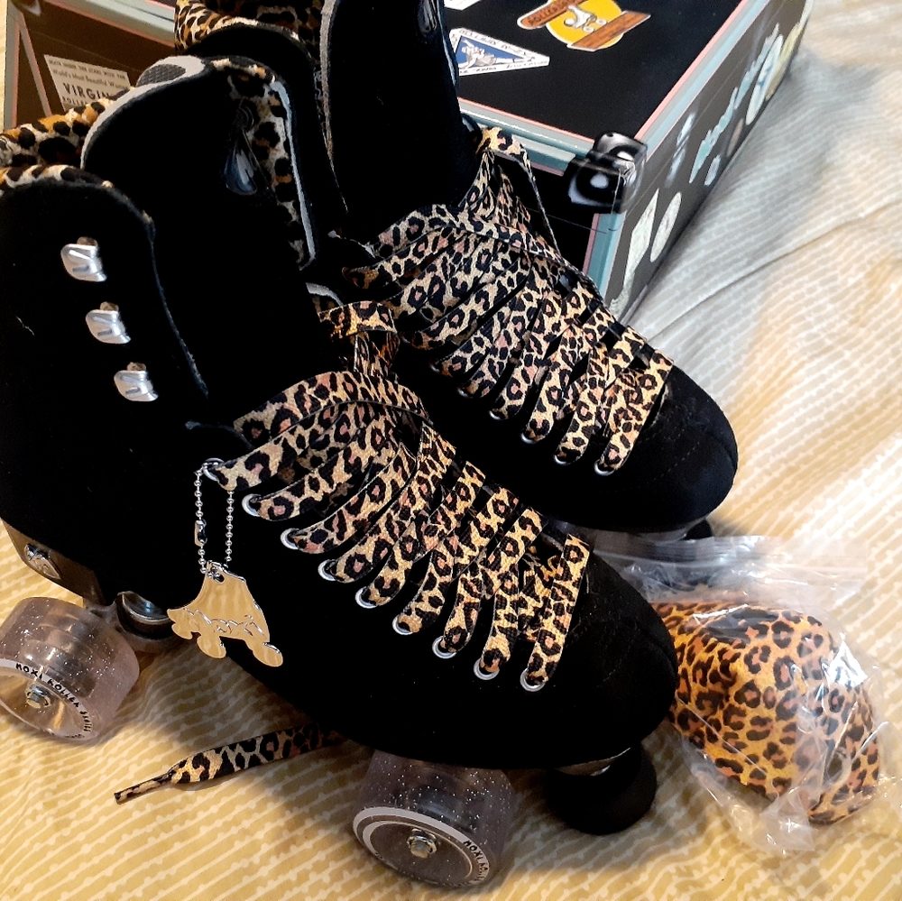 Moxi roller skates, panther, black suede